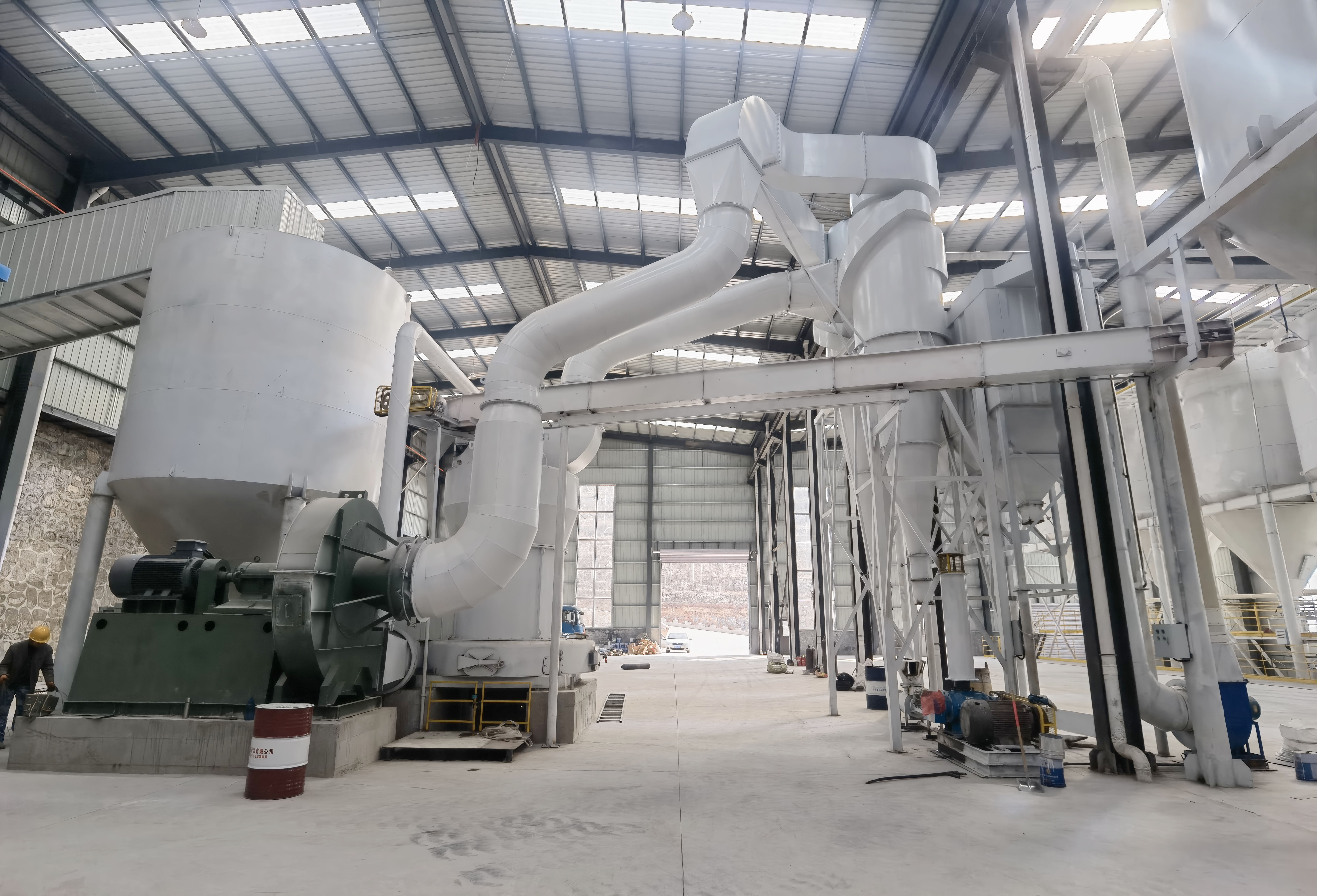 石灰石生产线磨粉机系统安装现场